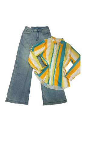 Completo donna con jeans wide leg e camicia a righe colorate: descrizione completa
