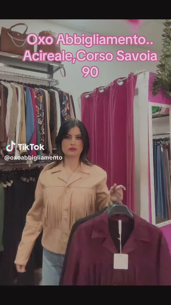 Giubbotto donna corto con collo strutturato e maniche lunghe